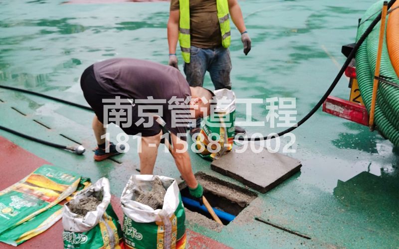 栖霞街管道清淤