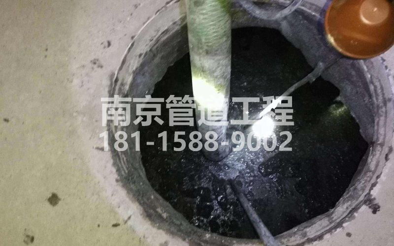 216栖霞街清理化粪池