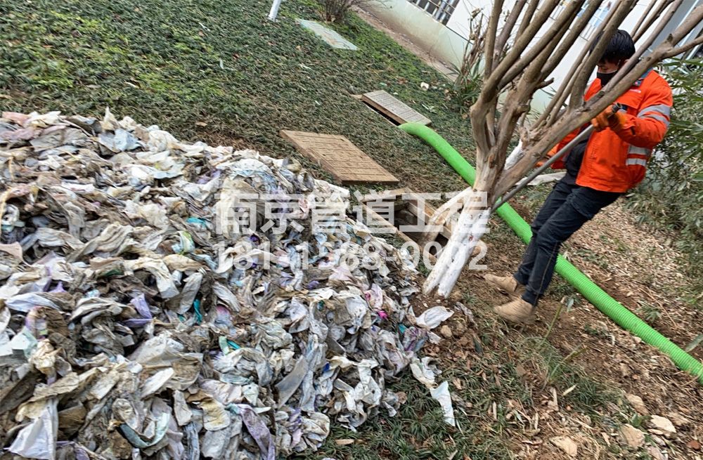 315栖霞街化粪池垃圾清理